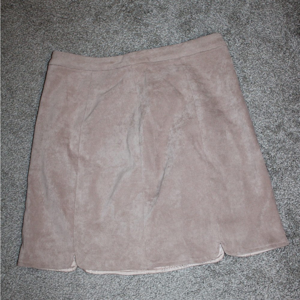 A nude and pinkish tent skirt! It’s a size small and true to the size!
